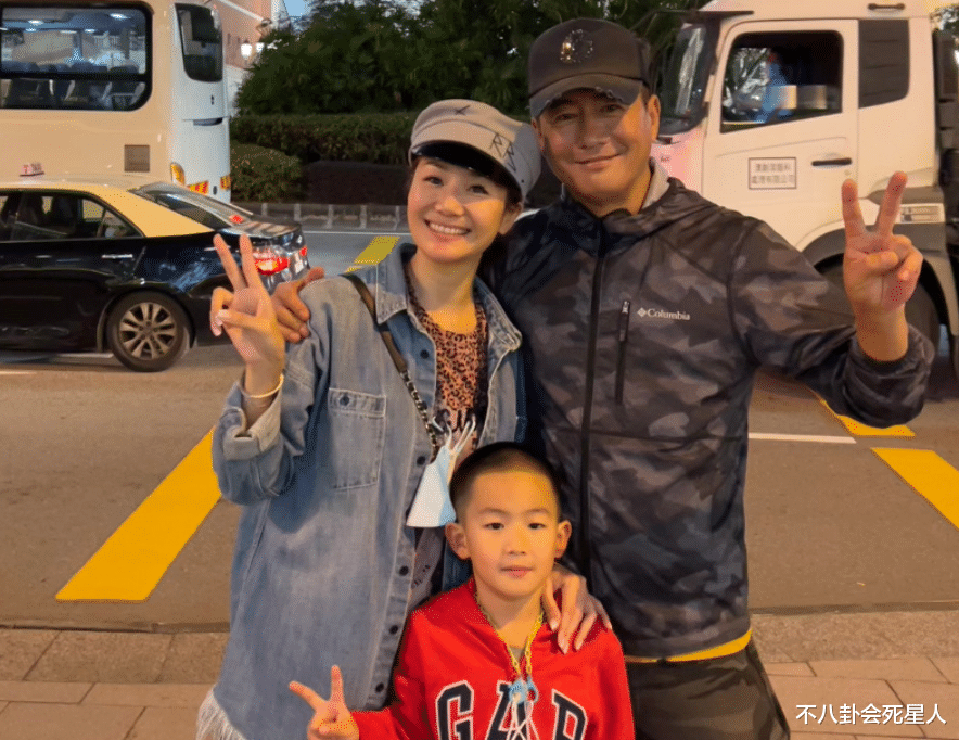 王刚|相差50岁以上的明星父子，张纪中3婚4子69岁当爹，王刚老当益壮