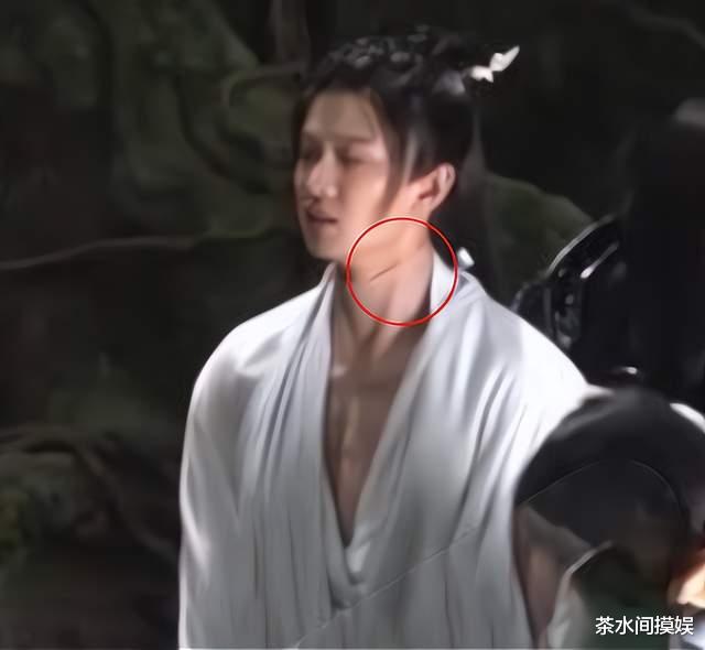 唐嫣|吃空气、假开车、骑假马、戴假肩胛骨，内娱明星拍戏有啥是真的？