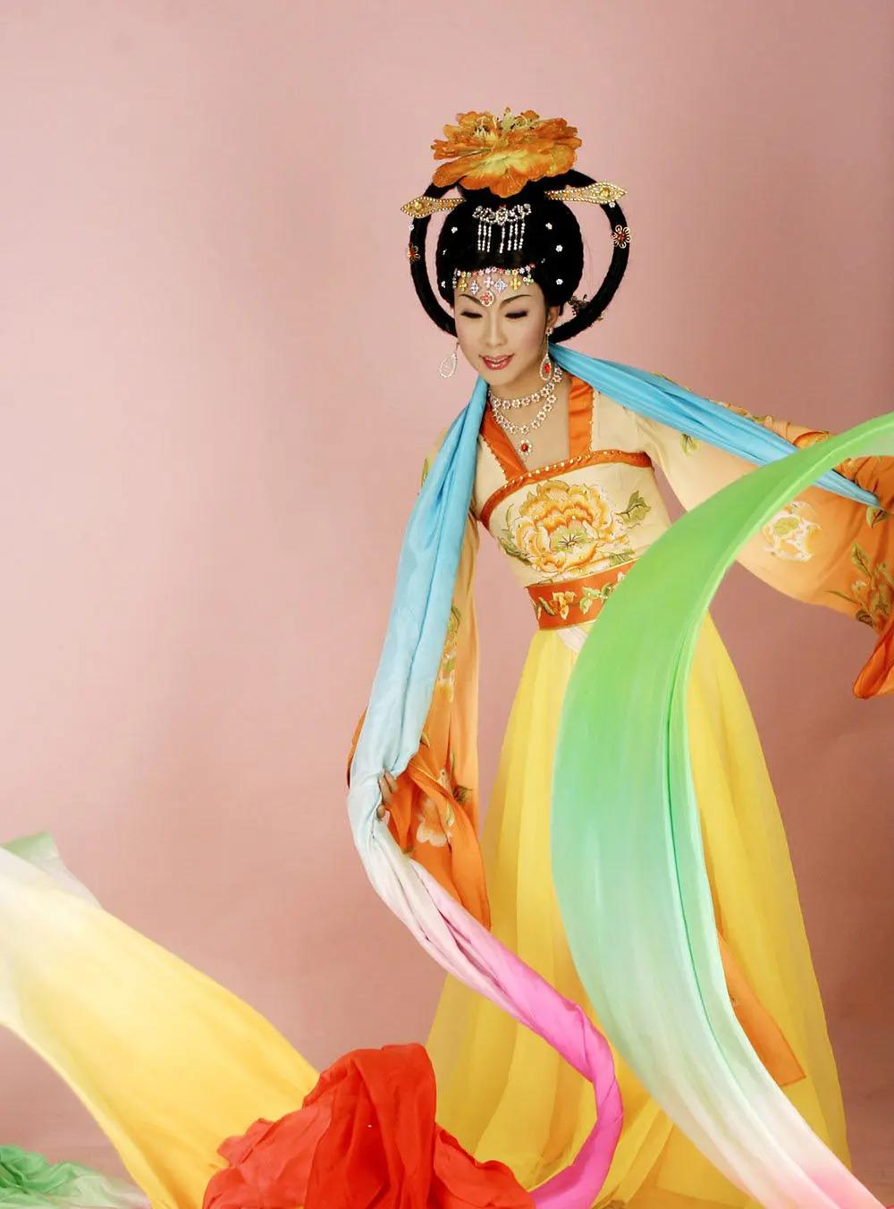 赌王|从“服务员”到“贵妃”，被辱骂的20年间，李玉刚究竟经历了什么