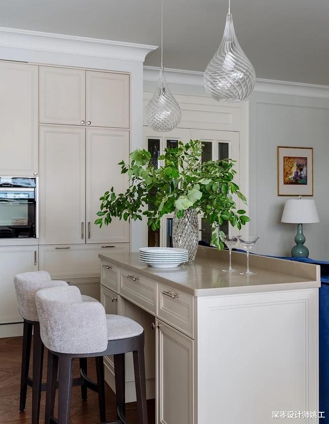 128㎡时尚多彩三居室,客餐厨一体化,卫生间二分离,氛围温暖