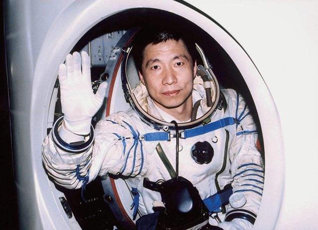 太空多危险?杨利伟:听到神秘击打声,舷窗裂缝,五脏快要破裂