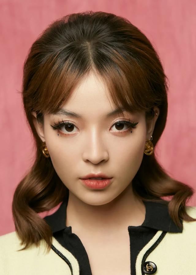 vava 外出拍照也想有大片感,跟着VaVa拿捏气场