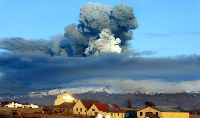 旅行者在距地球7亿千米的深空，发现从未见过画面，火山正在喷发