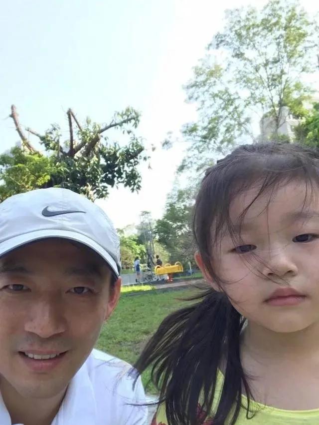 大S|大S头发男友都不能摸,汪希玥出门却发型乱,网友:陪女儿时间少