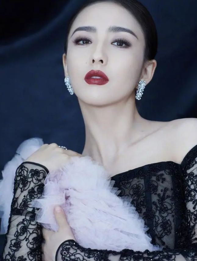 佟丽娅|佟丽娅:新疆三小花之一,颇有古典女子的气质,楚楚动人