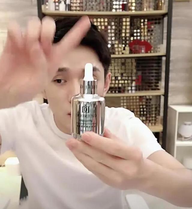 李佳琦 李佳琦自用精华被卖断货,价格不贵却很好用,堪称是精华界中的“爱马仕”