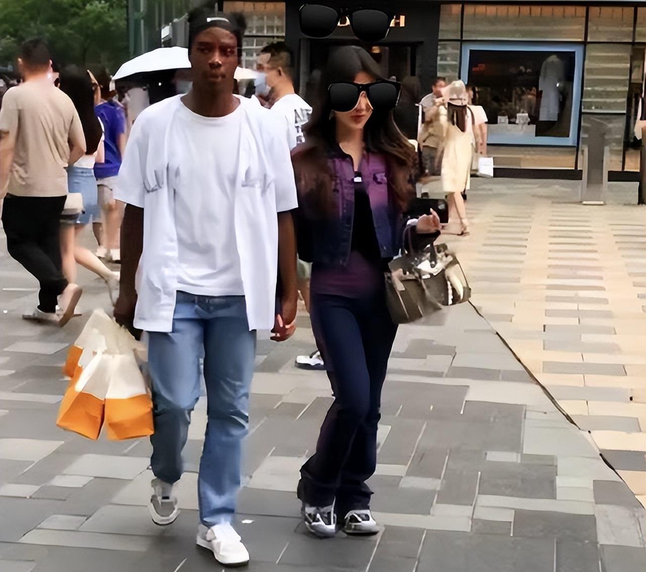 回顾:美女陪黑人男友逛街,脸上表现很开心,网友:分手了咋办?