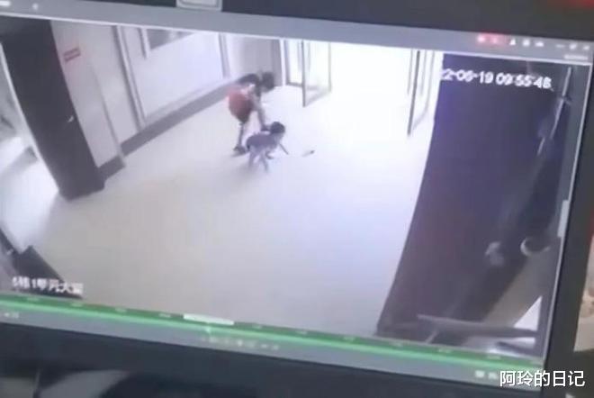湖南8岁小学生疑把3岁男孩推下17楼:有些恶,天生带来