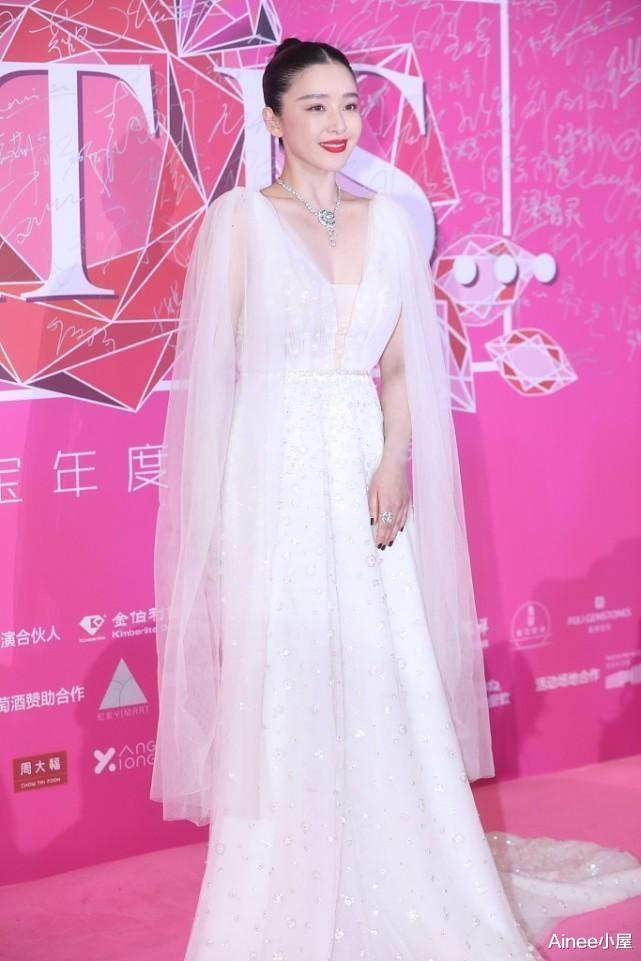 安卓 阚清子原来这么有气质,穿白斗篷裙配红唇挺成熟,看出内在的霸气