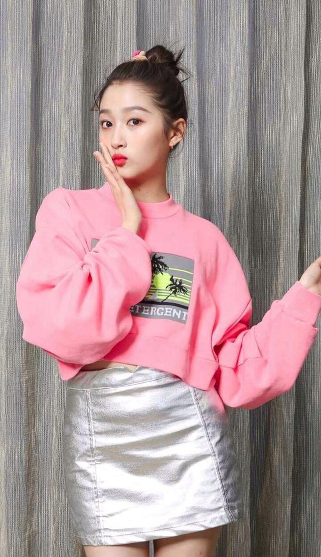 关晓彤|黑红也是红,关晓彤造型师掌握流量密码每次走红毯她都反其道而行