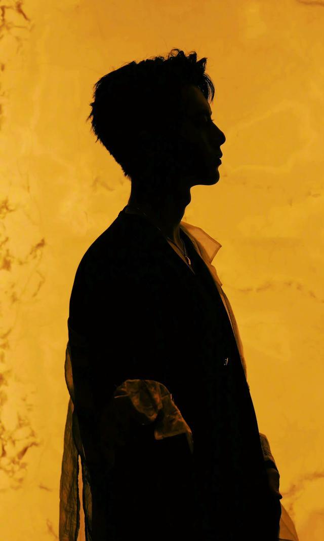 |披个塑料都好看!男星直播生图惊艳众人,爱穿皮裤玩篮球太时尚了