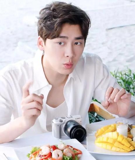 小姐姐|李易峰当爸爸了?捏脸颊抱在怀里,奶爸架势十足:阿喜,妈妈来啦