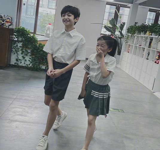 阿拉蕾|李亦航妈妈频繁晒儿子与阿拉蕾照片，二人合照可爱，身高差太萌了