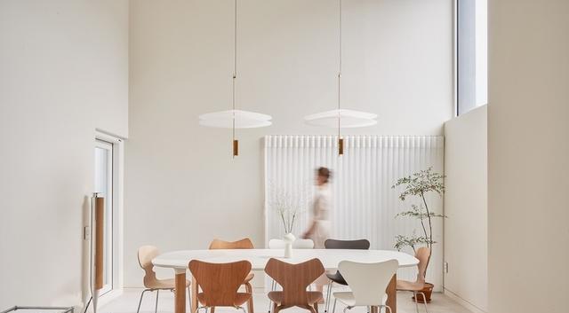 一家6口的379㎡私宅，2个娃3个娱乐房，大露台改“足球场”，阔气