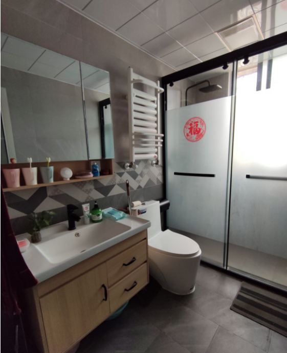 给儿子买学区房,老房改造,99㎡花13万,全屋刷漆太显眼