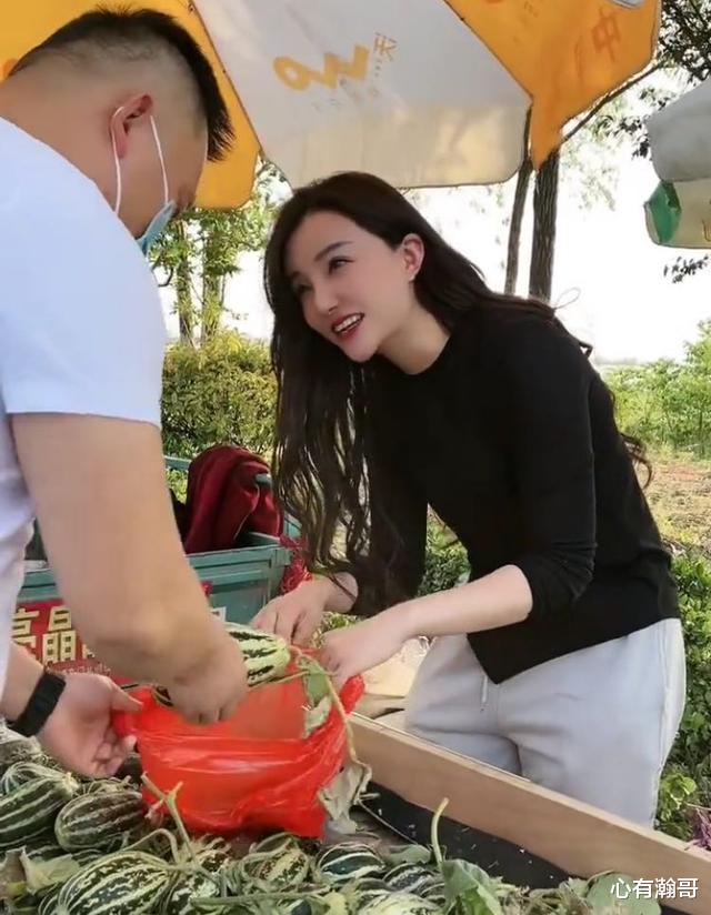 一27岁长相精致女子邂逅卖瓜相亲对象笑得花痴,网友直呼:没眼看