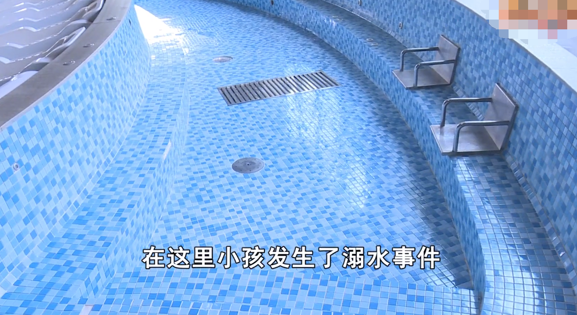 湖南长沙,一名男子带着家人去泡温泉,期间,妻子去上厕所,孩子就跑开了