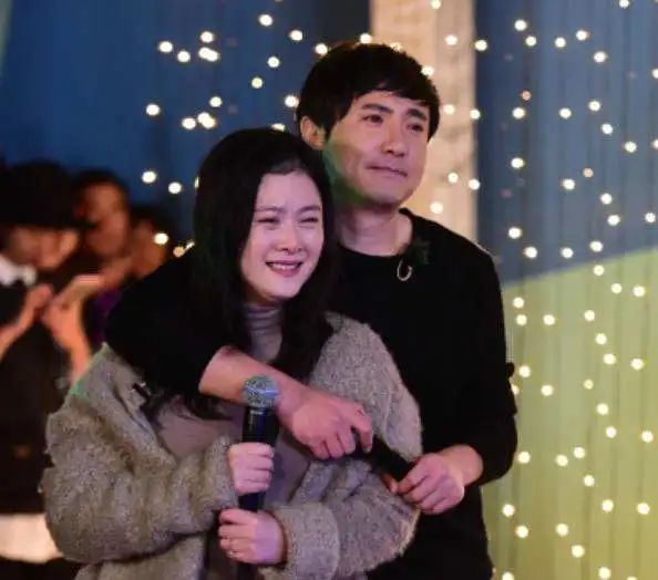 沈腾|刚被曝出离婚！沈腾老婆现状：抱娃出街面部浮肿身型笨重