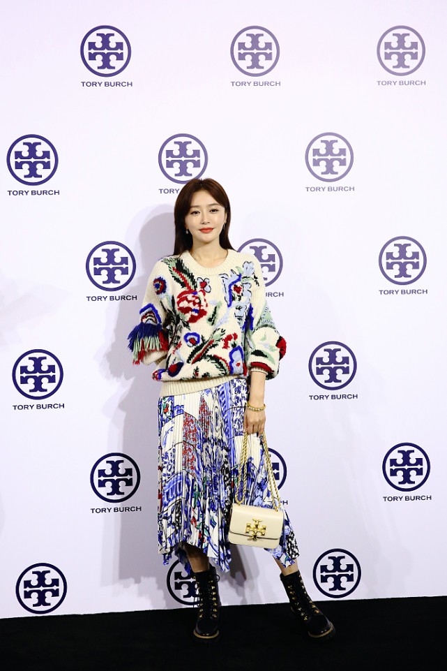 秦岚|秦岚的穿搭太年轻了，花里胡哨的裙子也敢穿，看着好年轻啊