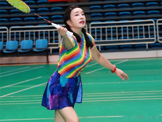 生图|脸垮、腿粗、比例差,5位活在精修的女星,个个都被生图“现形”