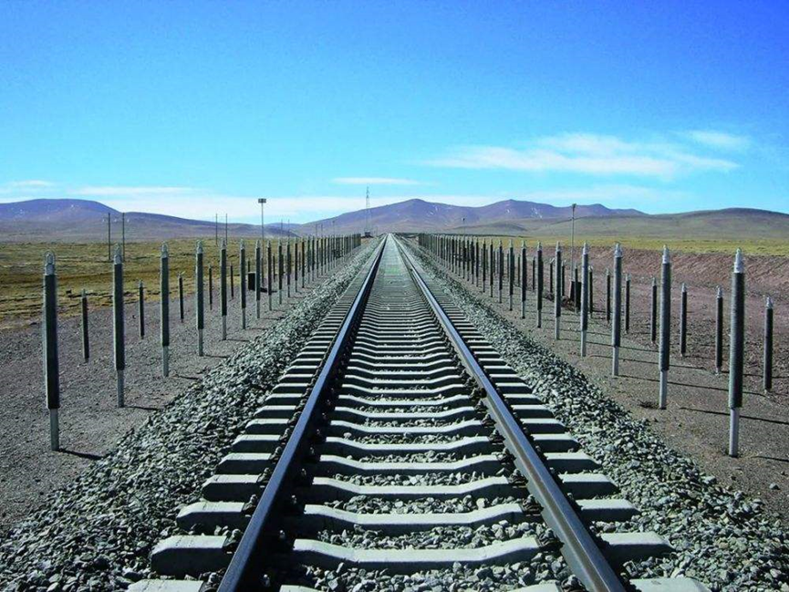 青藏铁路旁插了1.5万根铁棍，一根就要二十万，到底有什么用？