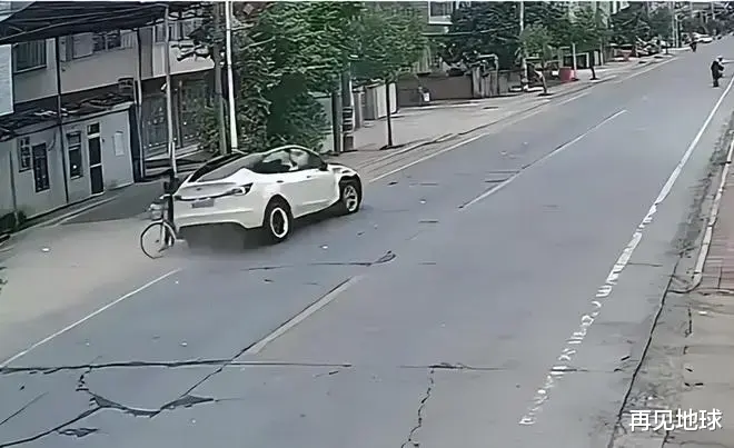 潮州特斯拉车祸事故，事故百分之八十是刹车失灵造成的