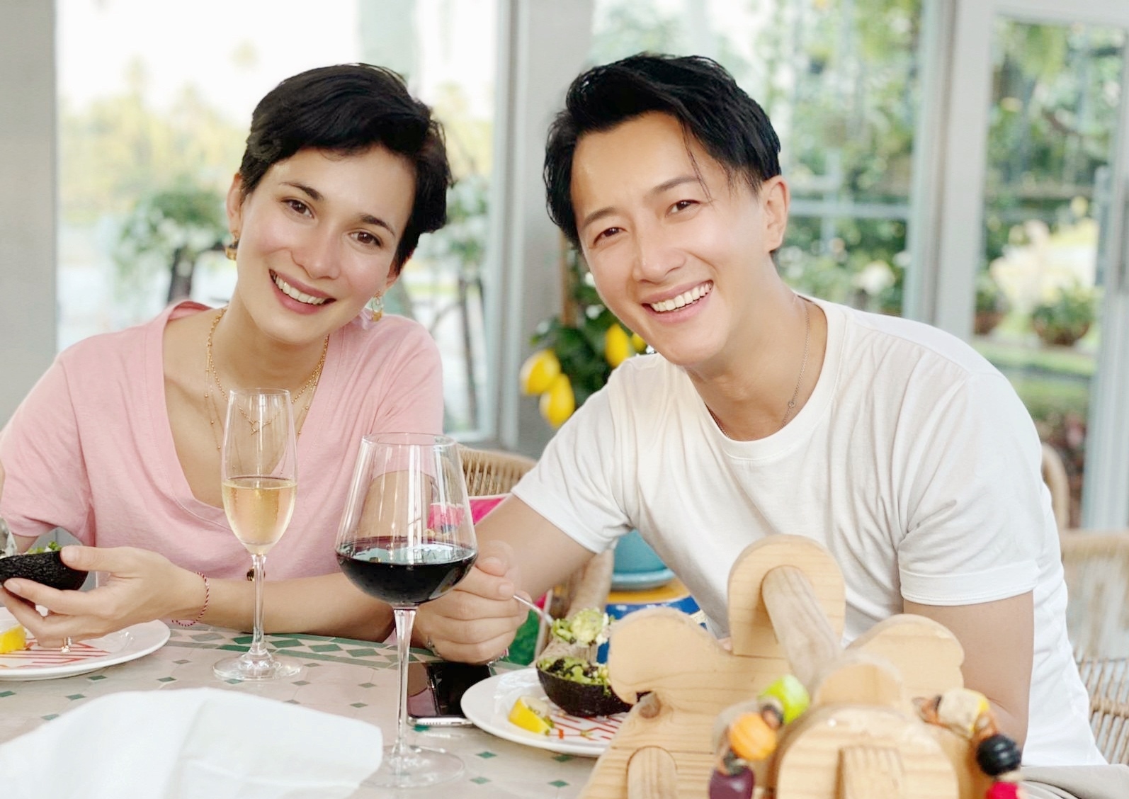 卢靖姗|卢靖姗晒庆生照，韩庚捧妻子孕肚恩爱出镜，超大豪华别墅内景曝光