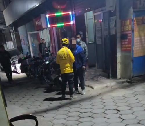 被电动车灯闪到后,山西一男子拦住外卖员,让他找站长出来说话