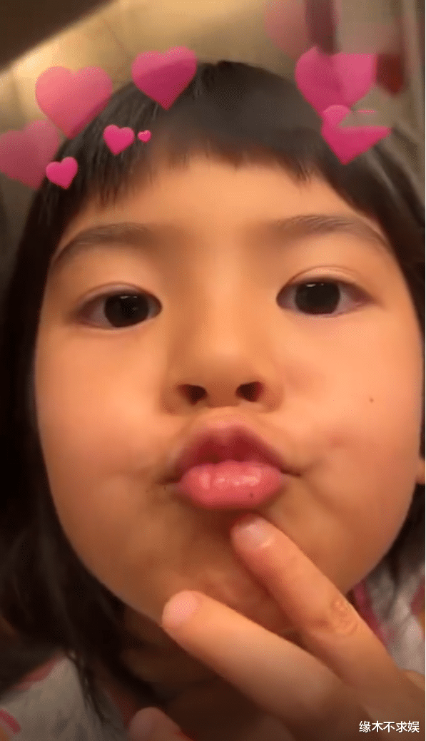 贾静雯|贾静雯友人晒照,6岁咘咘越变越美,波妞表情太搞怪