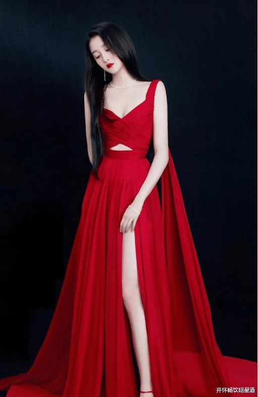 关晓彤|红色“8”字连衣裙，让关晓彤仙气十足，彻底解放天性！