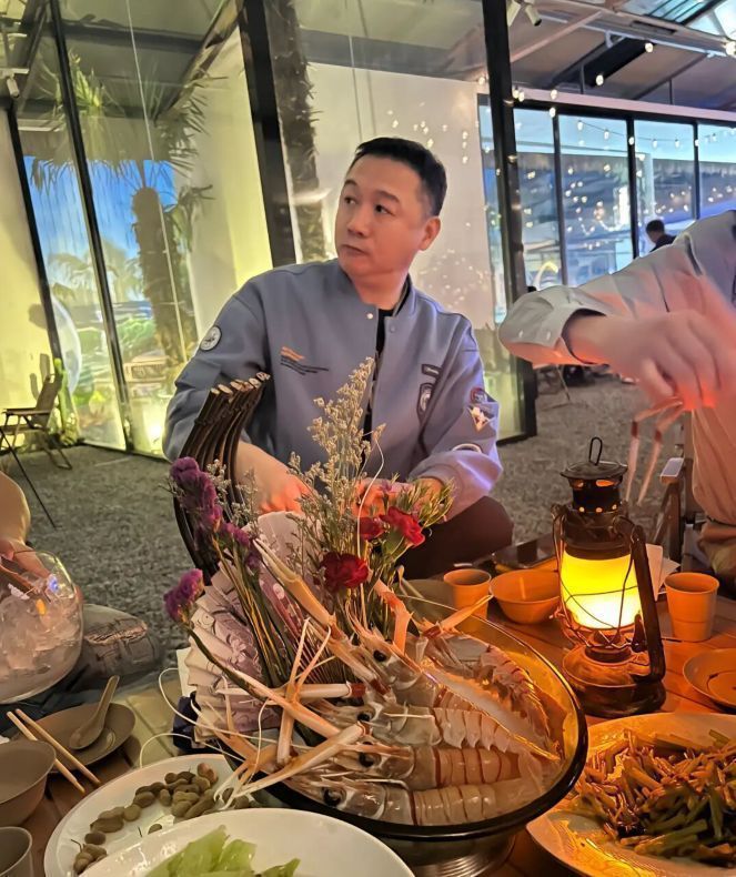 黄渤|高虎与黄渤姐姐聚会，头发稀少身材壮实，近照胖出双下巴