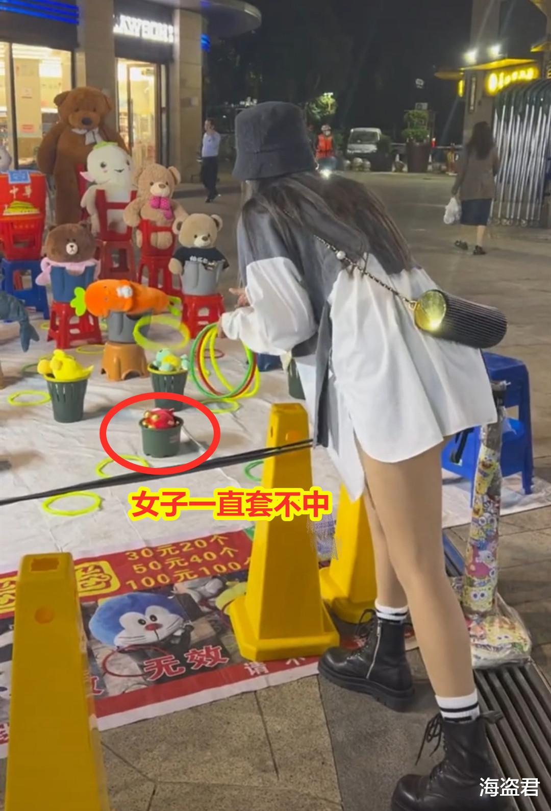 女子套圈准头太差,男摊主看不下去拼命放水,网友:老板区别对待