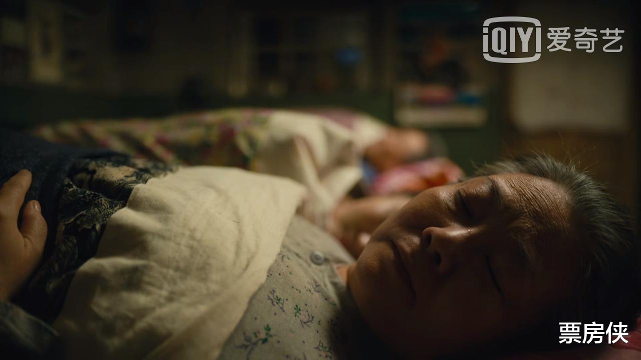 人世间|《人世间》：周母握着周父的手一同去世，全剧最大的泪点终于来了