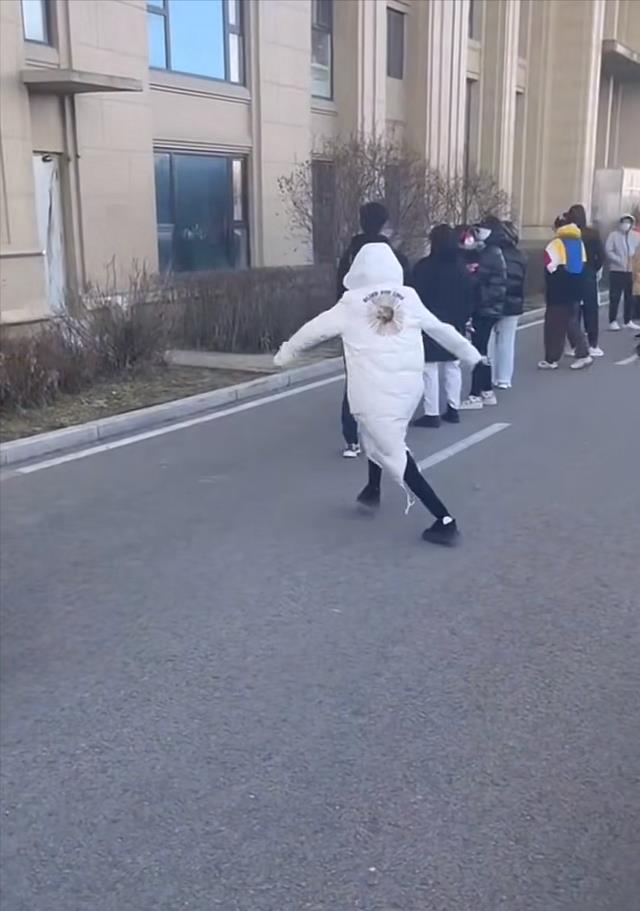 女子接连失业,被诊断出抑郁症,在闺蜜的怂恿下当众唱跳发泄情绪