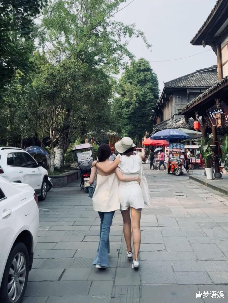 赵露思|赵露思晒与好友游玩照，玩碰碰车爬山心情大好，各种摆拍大秀A4腰