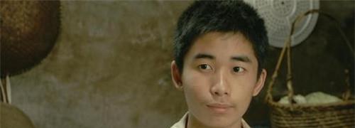 何荣峰:17岁差点饿死街头,一女子给他30元,如今他拿百万来报恩