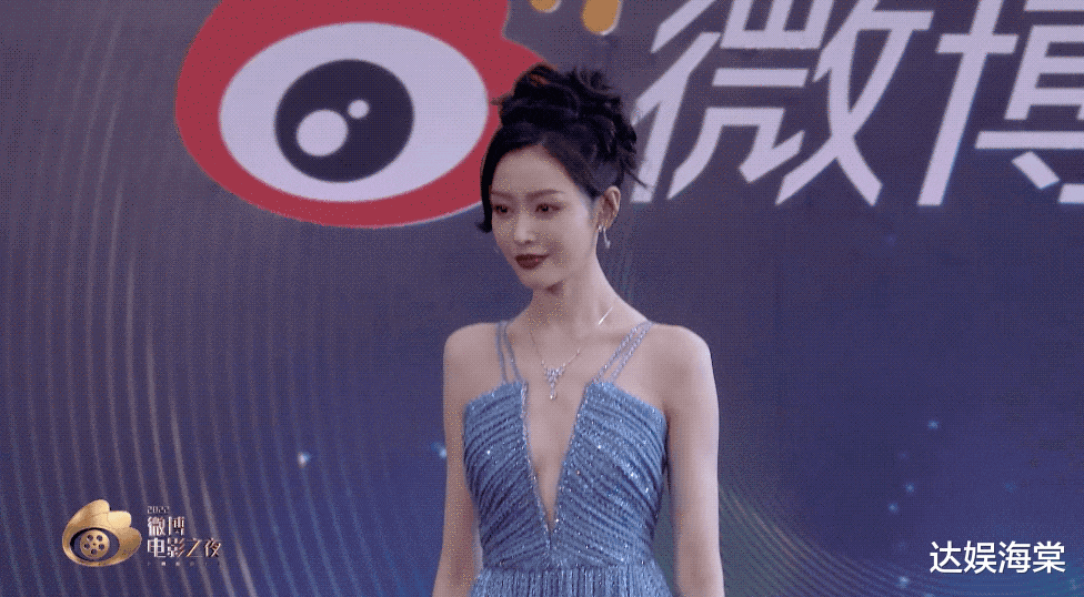 张天爱|微博电影之夜,张天爱身材登热搜第一,“白幼瘦”病态审美引热议