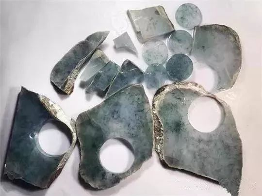 手镯|深邃黑色的翡翠赌石毛料，做出成品就明白了！