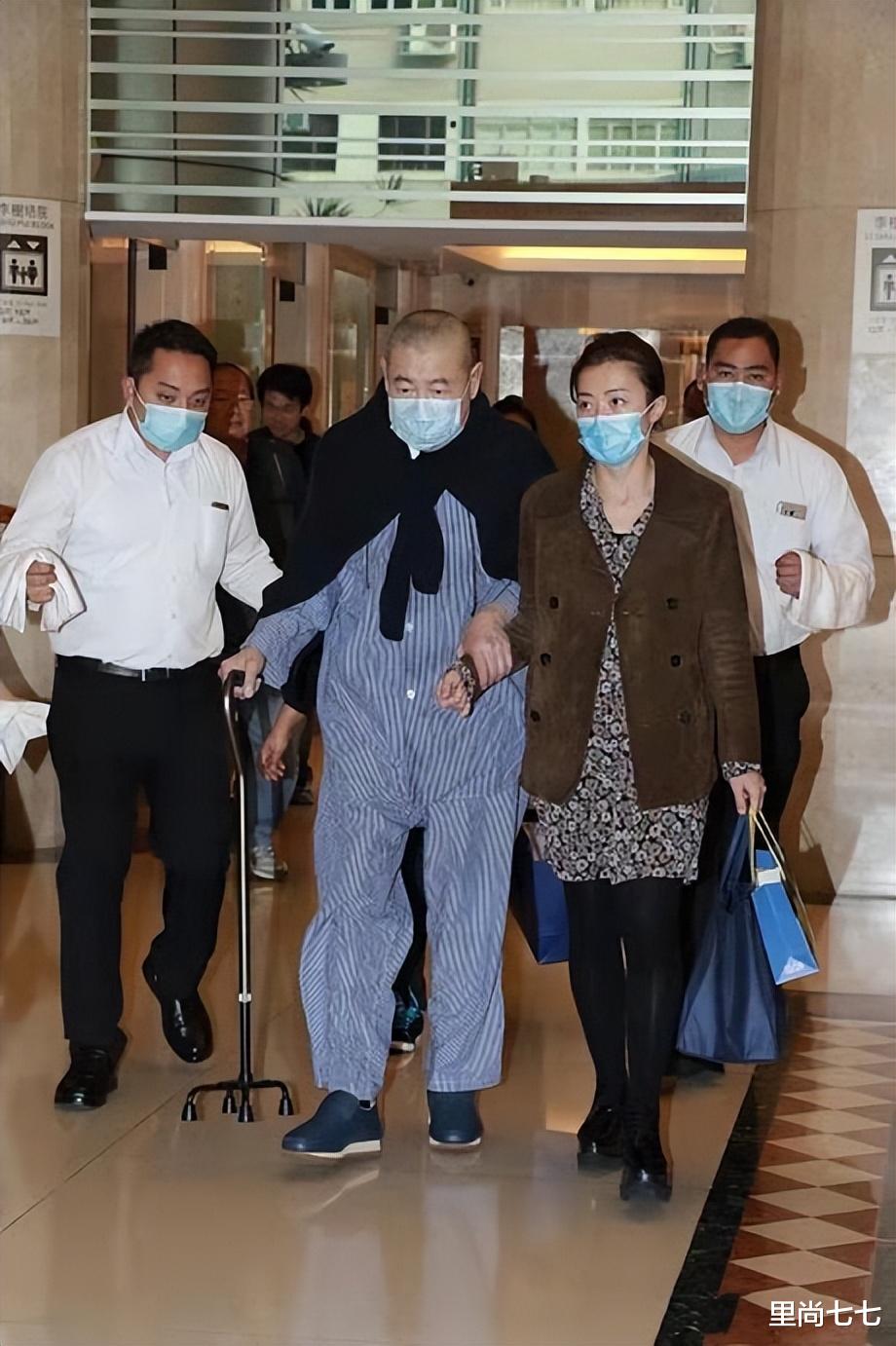 甘比|甘比贴心搀扶大刘,表情疲倦忽视打扮,灰扑扑着装看不出百亿身家