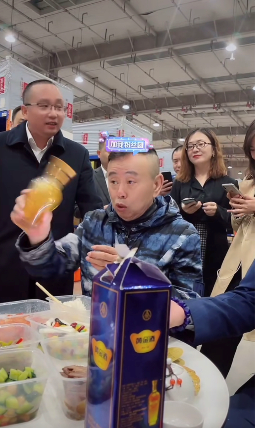 潘长江|潘长江举止惹争议!打扮似孩童玩游乐园,不顾印象被指老不着调