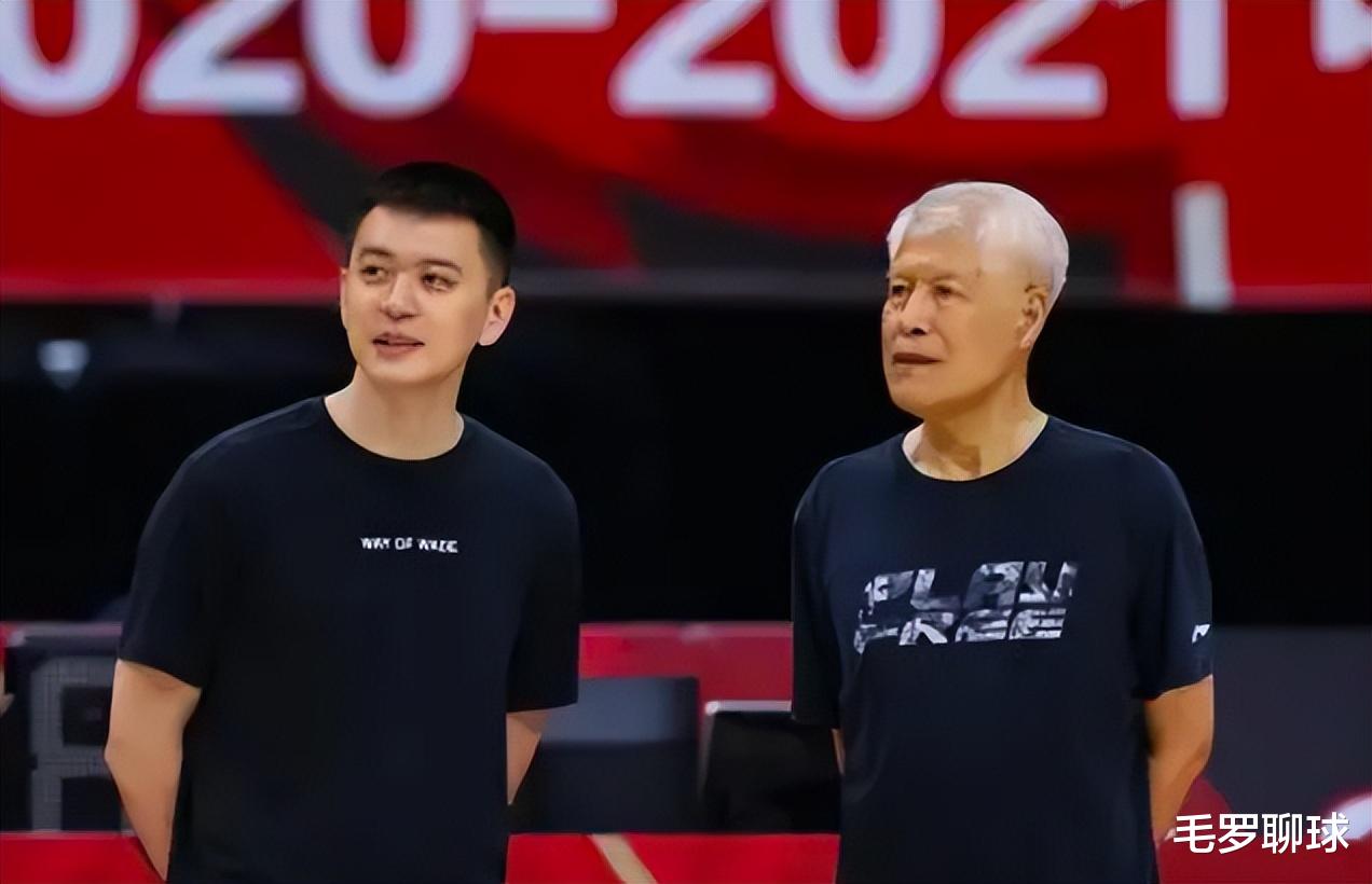 杨鸣|潸然泪下，辽篮更衣室庆祝曝光，82岁蒋兴权白发苍苍迎接杨鸣凯旋