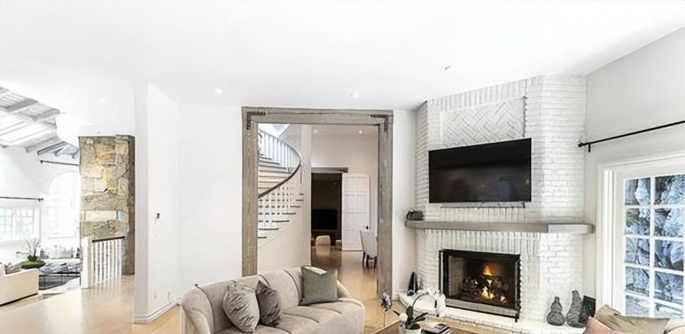 关晓彤|纯白挑高大厅！赛琳娜490万美金私人奢华豪宅曝光