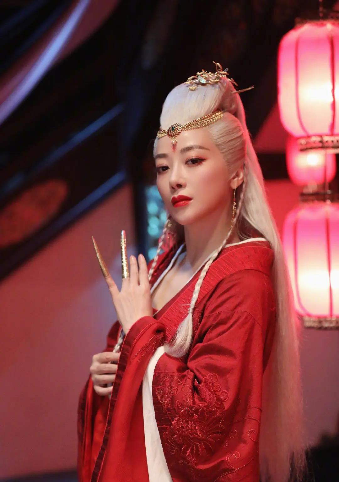 陈紫函|第一渣女复出！艳压AB，曾是整容模板：还被小9岁高富帅宠上天