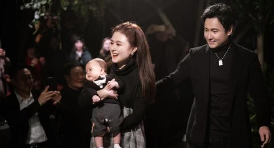 王琦|沈腾曝婚变后,老婆王琦抱儿子公开露面,腹部凸起明显被猜怀二胎