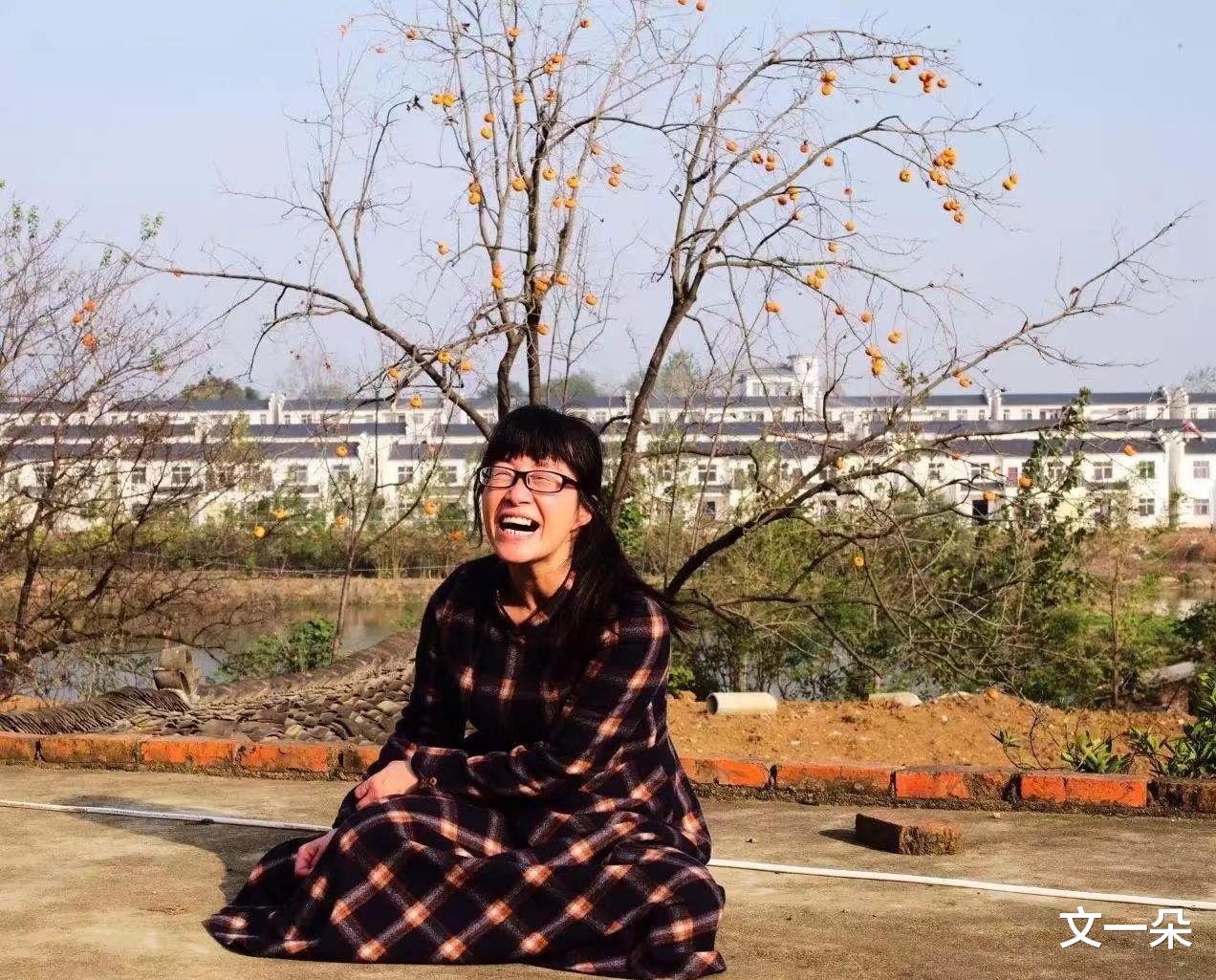 余秀华|余秀华头婚遭嫌弃分房睡,二婚嫁给小14岁鲜肉,她在追求什么?