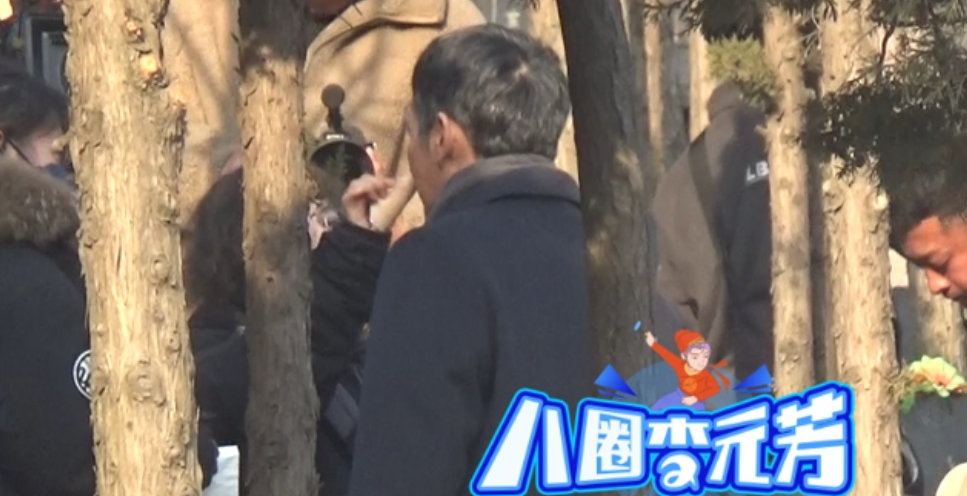 宋威龙|王劲松疑未走出丧母之痛,墓地拍戏后痛哭流涕