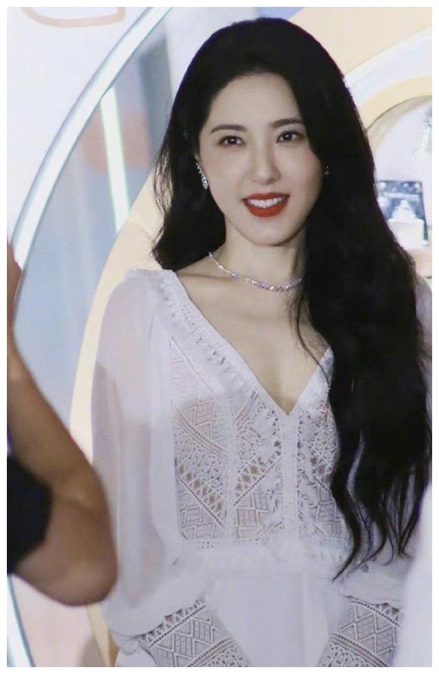 曾黎|岁月从不败美人，曾黎的背部线条绝美，真不敢相信她已经46岁了