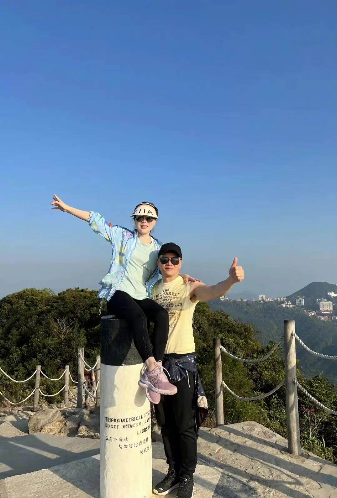 吕良伟|66岁吕良伟带家人登山，穿背心秀肱二头肌，一手将娇妻抱上肩头