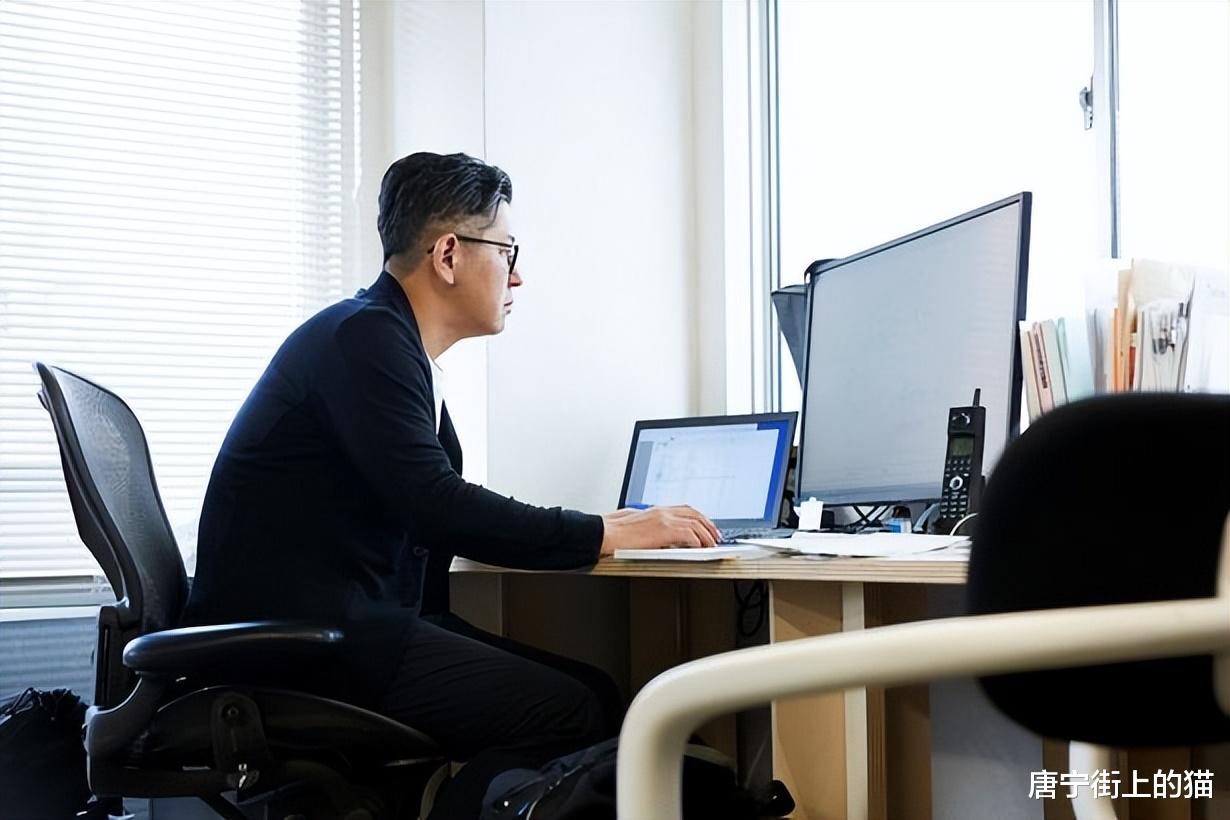 忻州|办公室安装午睡盒，看似方便员工休息，却得站着睡觉