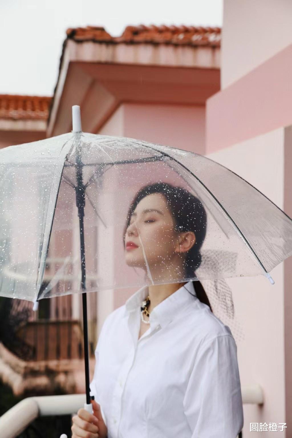 刘诗诗|刘诗诗雨中漫步好有意境，衬衫配伞裙优雅浪漫，挺拔身姿太美了